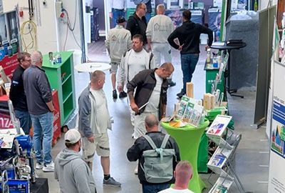 Kunden im Verkaufsraum am Filialfest in Karlsruhe