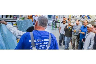 Interessiertes Publikum beim Designbelag