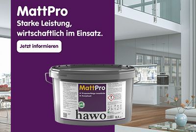 Gro&szlig;es, modernes Wohnzimmer wei&szlig; gestrichen mit hawo Superdecker Ultramatt Gebinde im Vordergrund