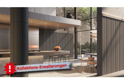 Modernes Wohn- und Esszimmer mit nmc Decken- und Wandleisten, indirektes Licht und flexible Wand-Paneele an Säule