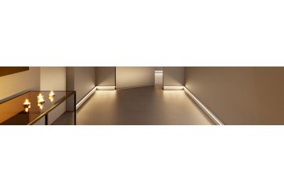 dunkelgrauer, kleiner, moderner Flur mit Licht in den Sockelleisten