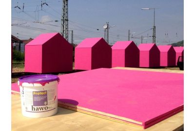 Lila farbige Holzhütten mit hawo Protect gestrichen - Gebinde hawoProtect im Vordergrund