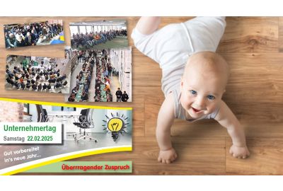 nach oben in die Kamera schauendes Baby auf dem Boden, 4 Bilder mit Publikum