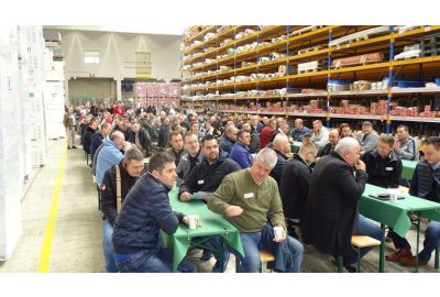 unzählige Menschen sitzen auf Bänken im Hauptlager in Heppenheim