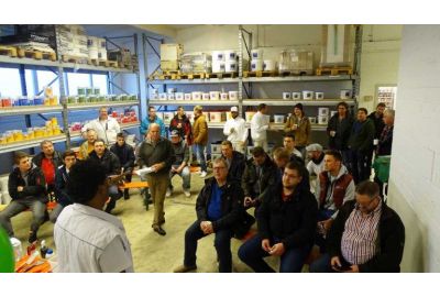 Dilip Silva mit Teilnehmer der Veranstaltung „Dekorative Wandgestaltungen in Theorie und Praxis“ am 01. Dezember