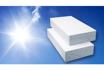 Blauer Himmel mit strahlendem Sonnenschein - Abbildung zweier grauen Polystyroldämmplatten die auf der Vorderseite eine weiße Schicht haben