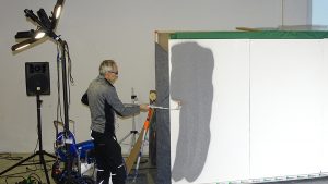 Ahmet Eyüpolgu bei beschichten einer Wand mit dem NAS2 (Nebel-Armes-Spritzen)