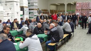 Viele Teilnehmer im Pausenbereich - einige sitzten, einige stehen