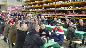 Viele Teilnehmer im Pausenbereich - einige sitzten, einige stehen