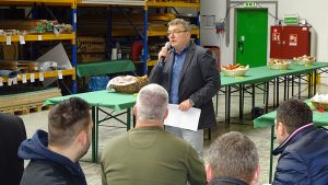 Josef Arnold bei der Begrüßung der Teilnehmer