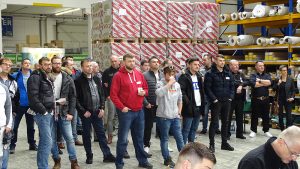 stehende Teilnehmer bei der Begrüßung