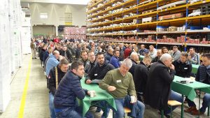 unzählige Menschen sitzen auf Bänken im Hauptlager in Heppenheim