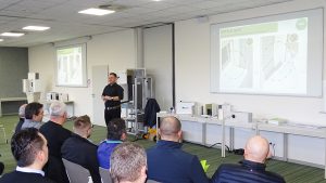 Dirk Giessler beim Aufzeigen von Problemen und deren Lösungen im WDVS