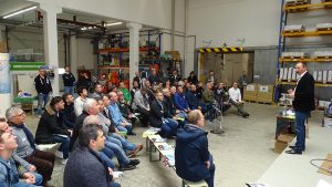 Der Referent von Rustoleum mit zahlreichen Teilnehmern, die zuhören