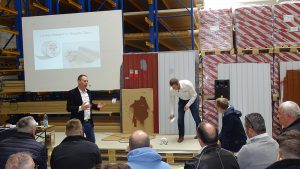 Vortrag von Rustoleum - auf dem Bild mit dem Thema Löcher flicken mit Noxyde Tape