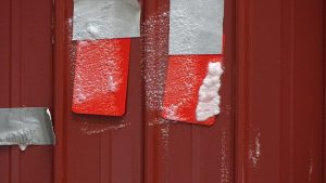 Lackierte Muster mit dem Schaum vom Abbeizer