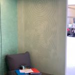 Musterwand mit großen ineinanderlaufenden Kreisen - davor ein Sitzsack