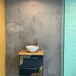 Wand in Betonoptik mit Waschtisch
