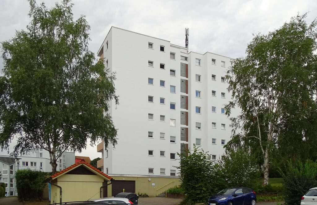 Achtstöckiger weißer Wohnblock