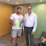 Stefan Winkler übergit ein Geschenk an den neuen Malermeister Serhat Deveci