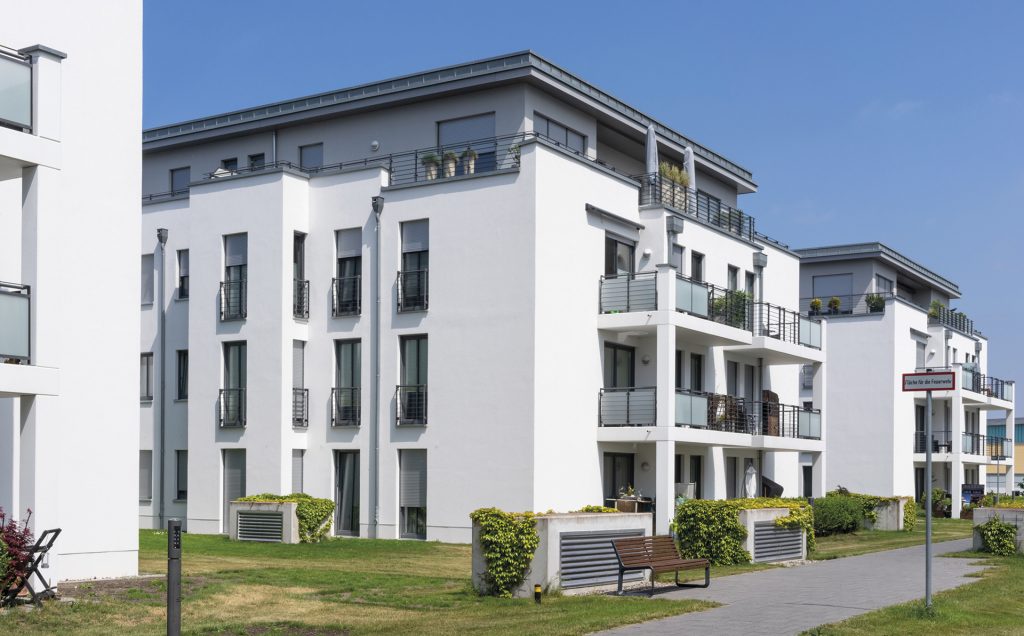 3 moderne Wohnblocks mit Balkonen