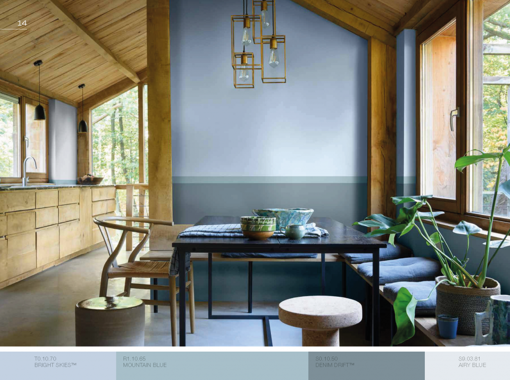 Küche und Esszimmer aus Holz mit sptizem Holzdach in 4 verschieden abgestuften Blautönen