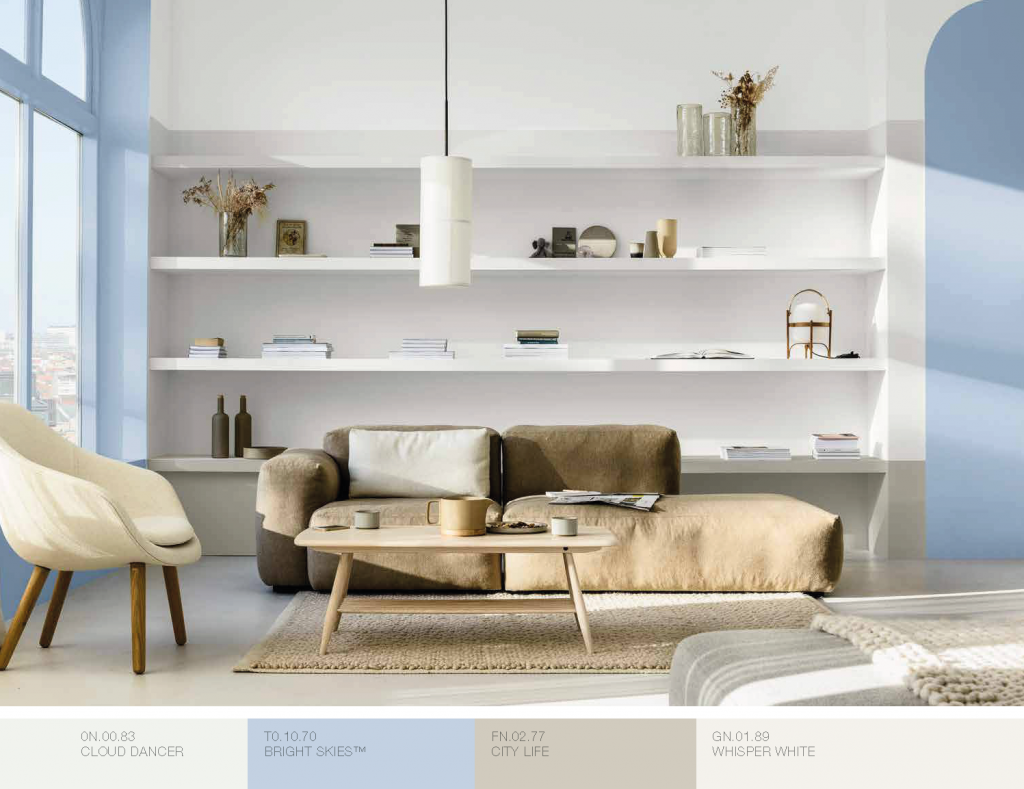 Wohnzimmer mit Regal in zwei verschiedenen Weißtönen, braungrau und Bright Skies