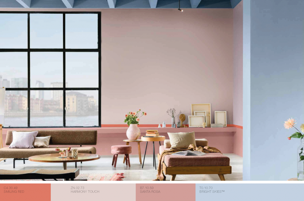 Raum mit Sitzgelegenheiten in den Farbtönen rot, hell-rosa, rosa und der Farbe des Jahres