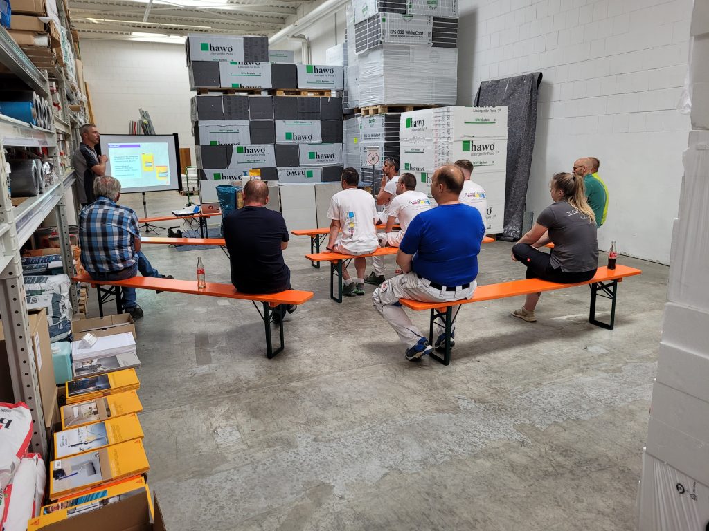 Blick in Lager von Worms mit den sitzenden Seminarteilnehmer