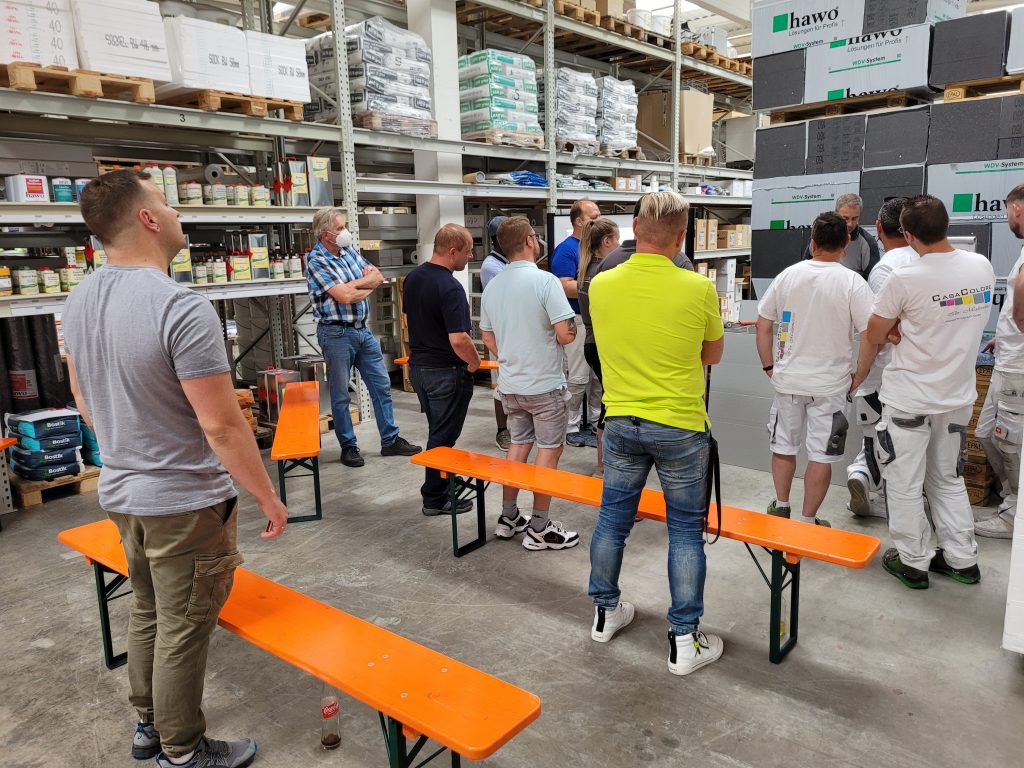 Teilnehmer stehen und schauen zu