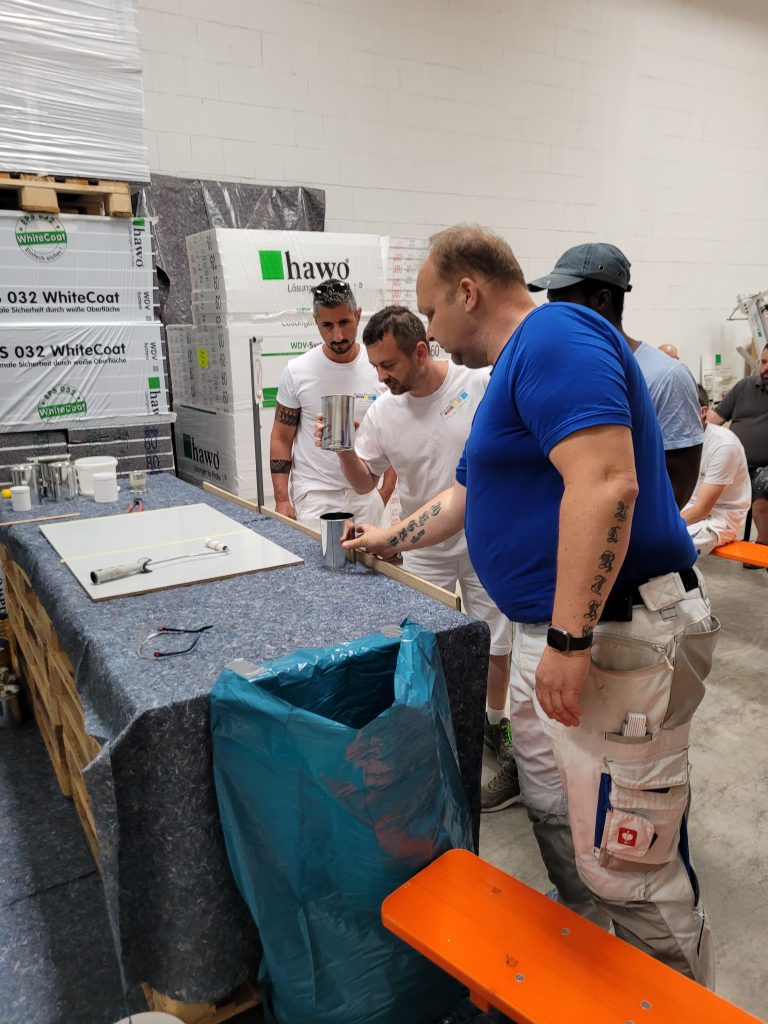 Teinehmer begutachten die Musterplatte