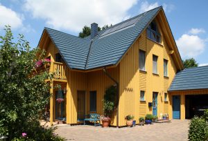 freistehendes Haus mit gelblicher Holzfassade