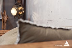 Sikawall 550 Magic in deinem Zimmer mit Scheinwerferlampe und Couch