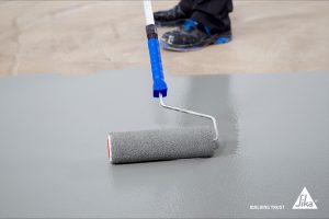 graue Bodenversiegelung wird gerollt