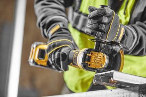 Detailansicht eines Akku-Winkelschleifers in aktion