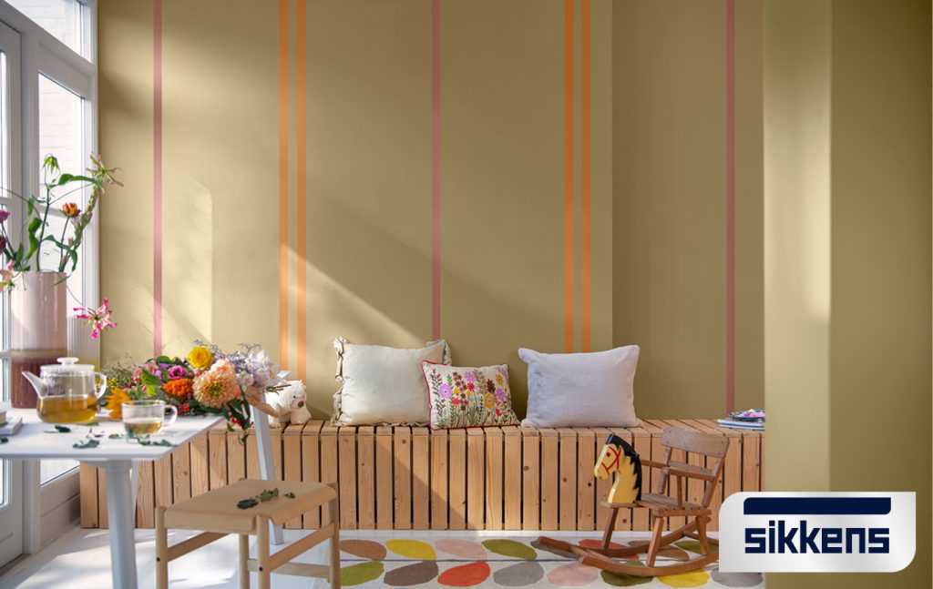 Zimmer mit der Farbe des Jahres mit orangen und rosanen Vertikalstreifen