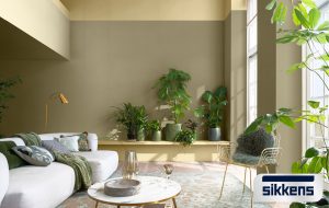 Wohnzimmer mit viel Licht und Pflanzen in einem Braunton