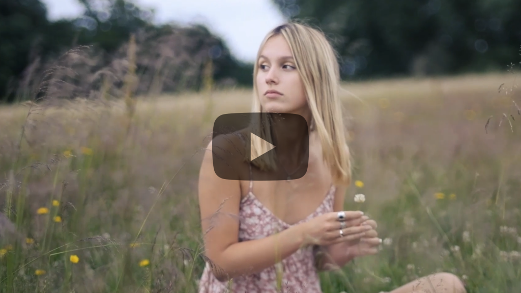 Titelbild des YouTube-Videos von Organnoid - Junge Frau in der Wiese
