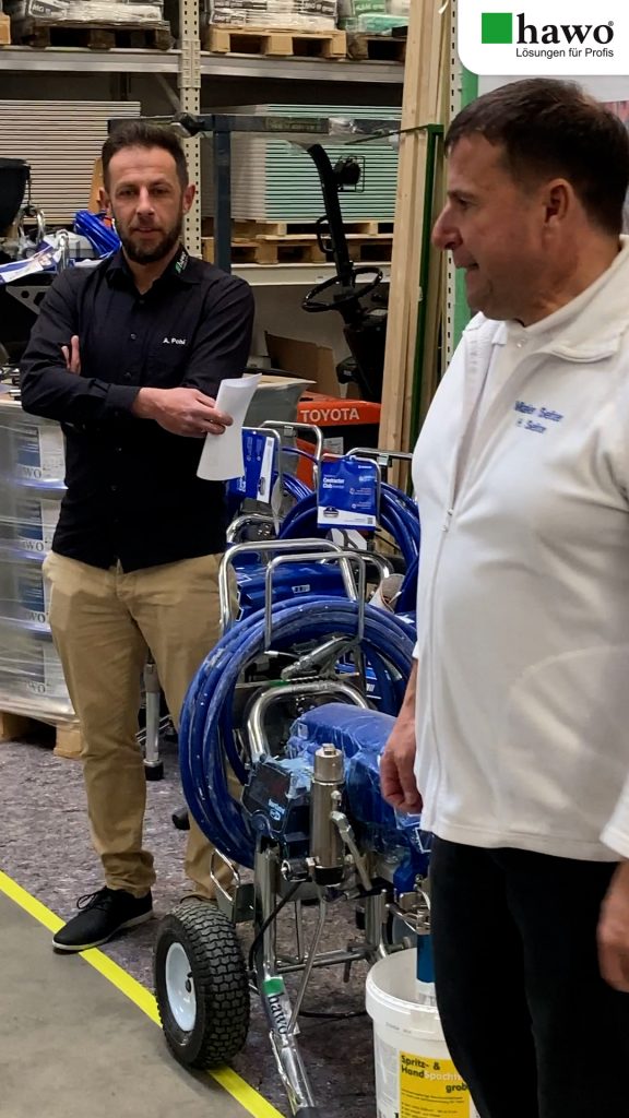 André Pohl und Maler Seiter bei der Begrüßung der Innungsmitglieder