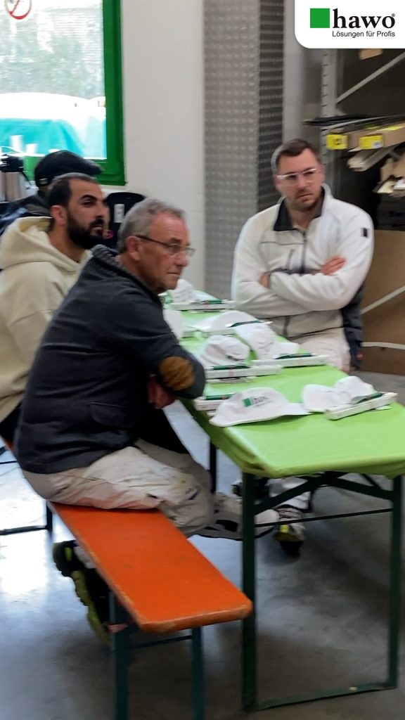 Maler lauschen dem Vortrag