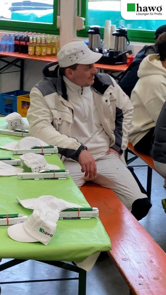 Interessierter Maler lauscht dem Vortrag