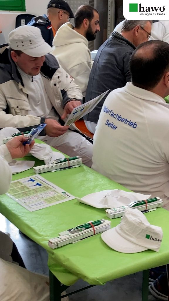 Teilnehmer begutachten die Düsen und die Düsenübersicht