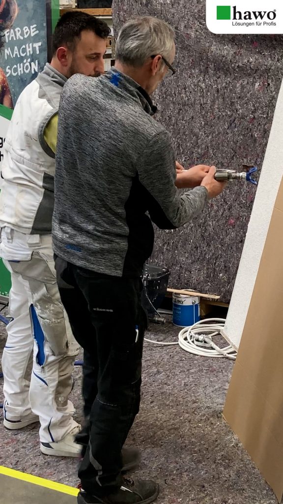 Ahmet zeigt einem Maler die korrekte Pistolenhandhabung