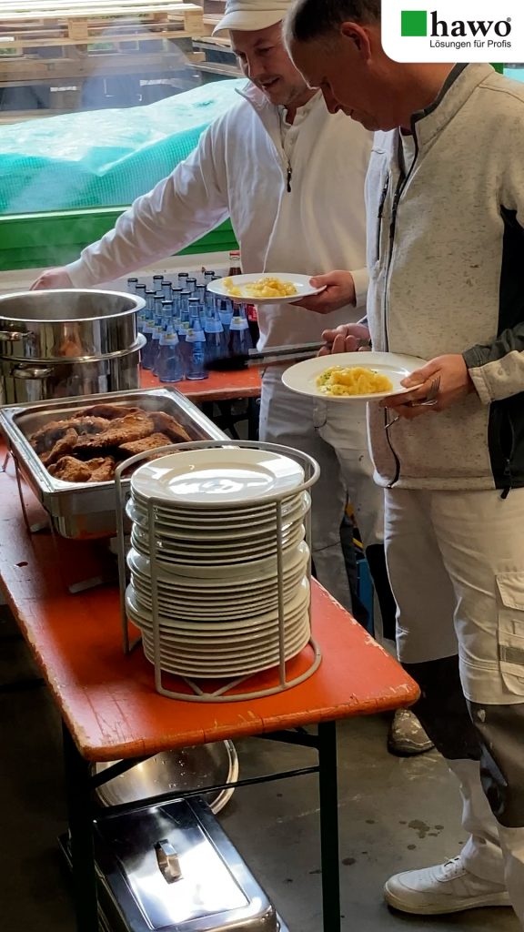 Zwei Maler bedienen sich am Buffet