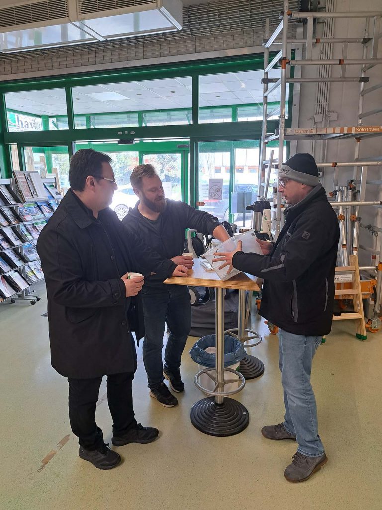 Zwei Kunden ziehen bei der Tombola bei Dennis