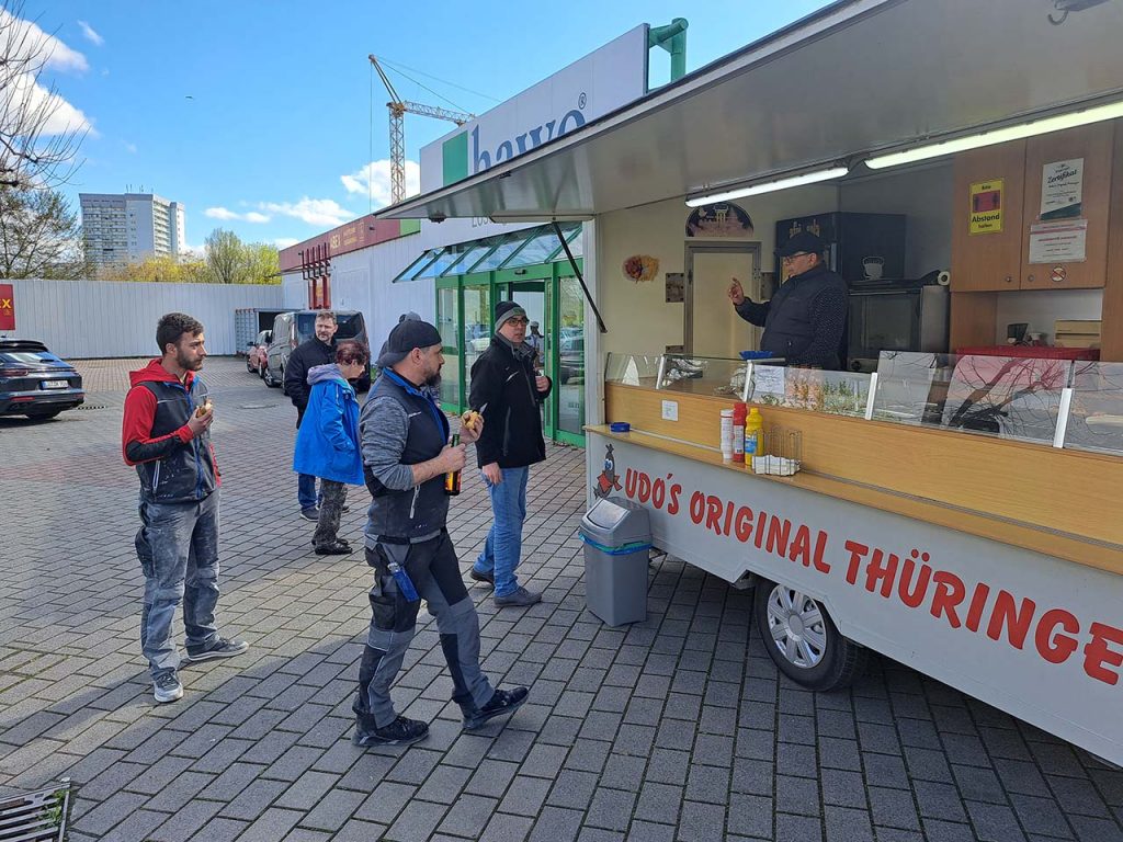  Udo's original Thüringer vor dem Haupteingang in Ludwigshafen mit einigen Kunden