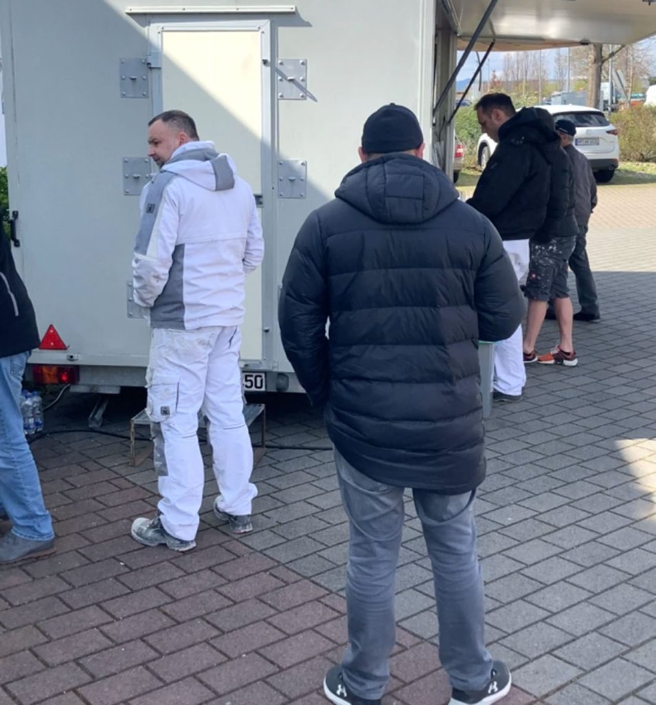 Kunden im Außenbereich in Ludwigshafen