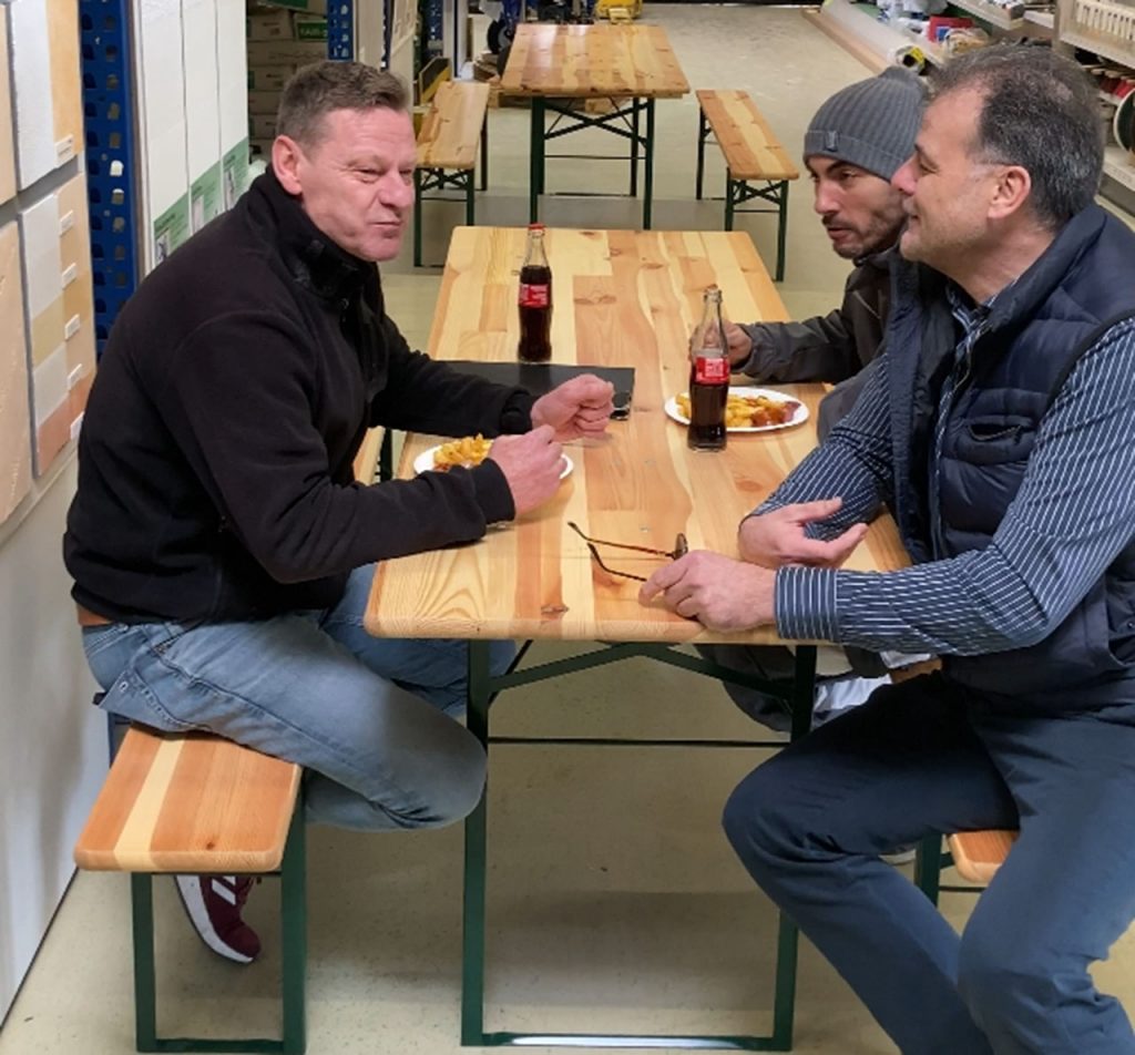 Stefan Winkler mit zwei Kunden am Tisch