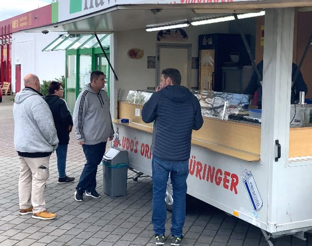 Kunden vor Udo's Imbisswagen