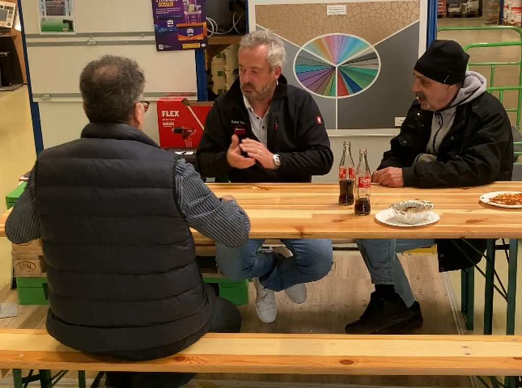 Stefan Winkler mit zwei Kunden am Tisch